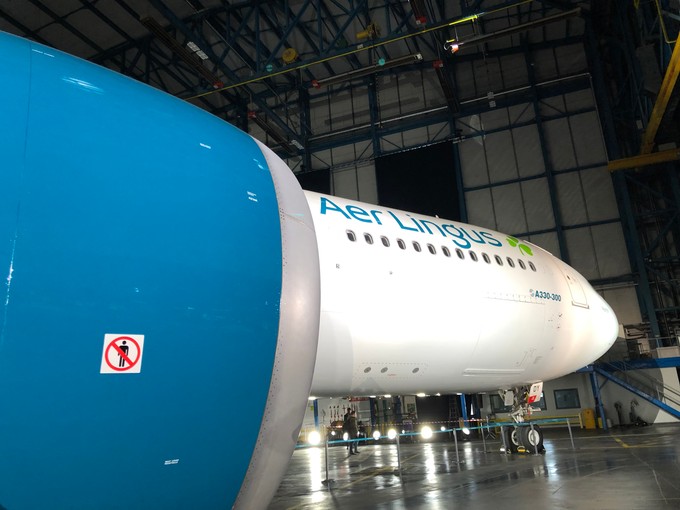 Anders als etwa Lufthansa färbt die irische Nationalairline aber weiterhin die Triebwerke.