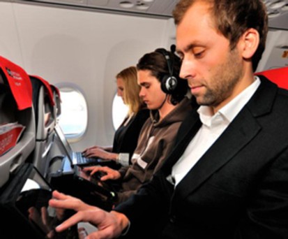 Passagiere mit Handys und Laptop: Keine Seltenheit mehr