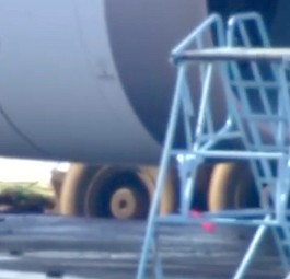 Dreamliner bleibt im Schneematsch strecken