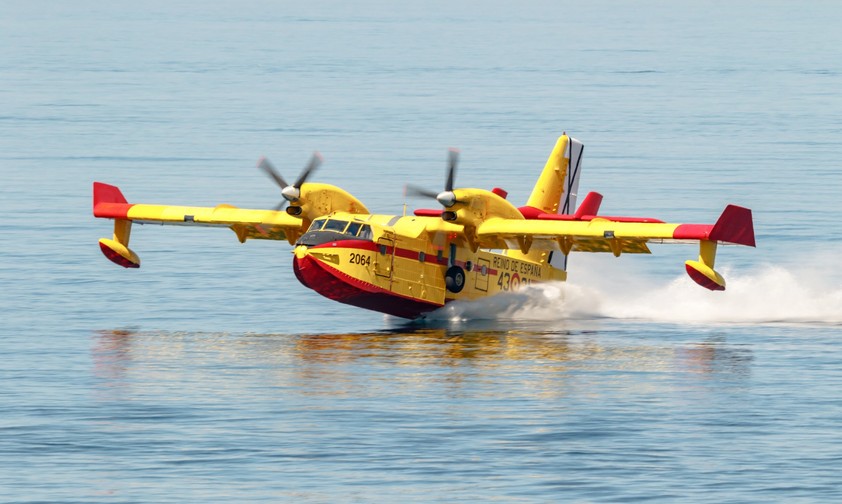Canadair CL-415 beim Wasser tanken: Das Flugzeug ist Teil des EU-Katastrophenschutzes.