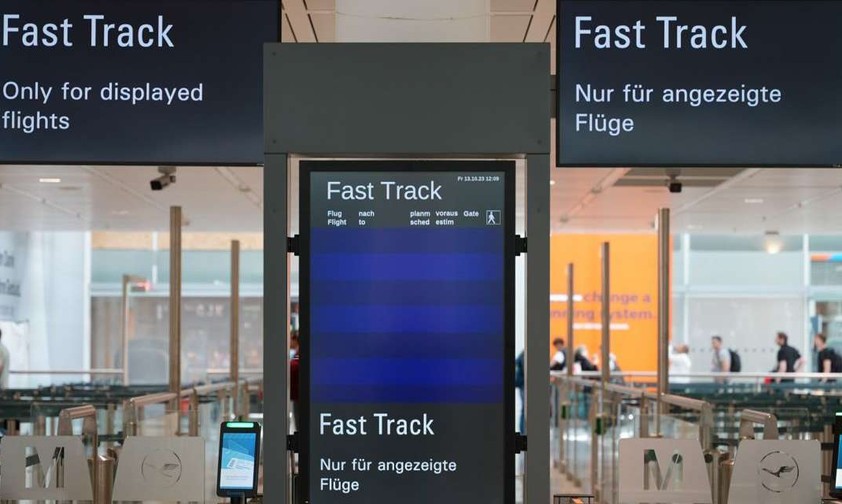 Neue Fast-Track-Spuren am Flughafen München: Lufthansa bietet den Service auch auf allen innerdeutschen Flügen an.