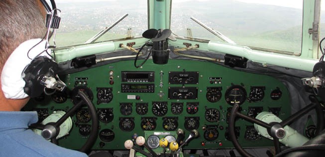 In der Pilotenkanzel dominiert der legendäre «Uhrenladen» mit den grossen Instrumenten.