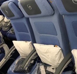 Das Farbkonzept in der Economy Class des Airbus A350 von Lufthansa ist freundlich, aber auch eher gewöhnungsbedürftig.