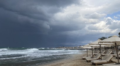 kreta heraklion dunkle wolken strand