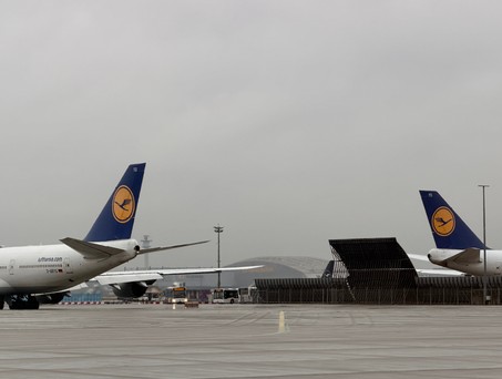 Zwei Boeing 747-8 von Lufthansa: D-ABYD und D-ABYG nebeneinander vor der Lufthansa Technik Halle in Frankfurt.
