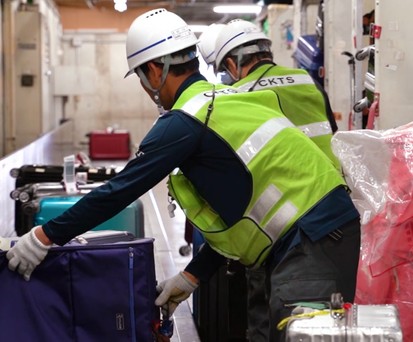 Gepäckverladung am Kansai Airport: Viel Personal, große Genauigkeit.