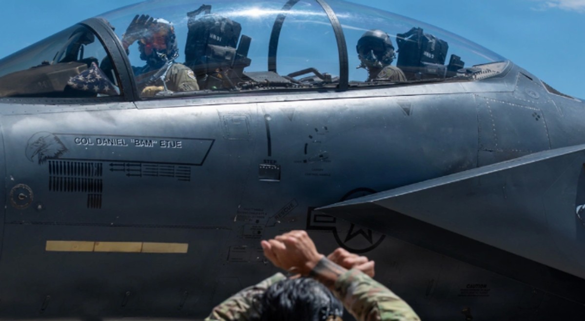 Kampfpilot und Waffenofizier einer McDonnel Douglas F-15 Strike Eagle