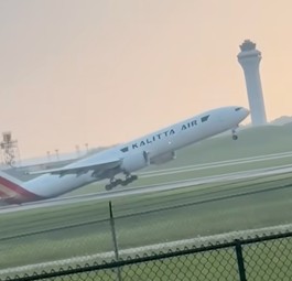 Boeing 777 von Kalitta Air: Funken schlagen.