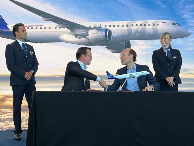 Arjan Meijer Chef von Embraer-Commercial (links) und Anko van der Werff (rechts) bei der Unterzeichnung des Vertrages.