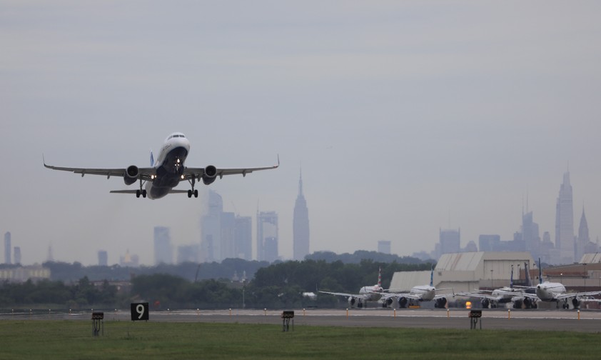 Flugzeug beim Start in New York JFK: Tausende Flüge verspätet.