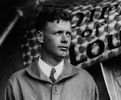 Charles Lindbergh vor seiner Maschine Spirit of St Louis: Der junge Flieger wurde durch seinen Rekordflug zum amerikanischen Nationalhelden.