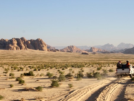Auf der Jeep-Ladefläche geht es durchs Wadi Rum