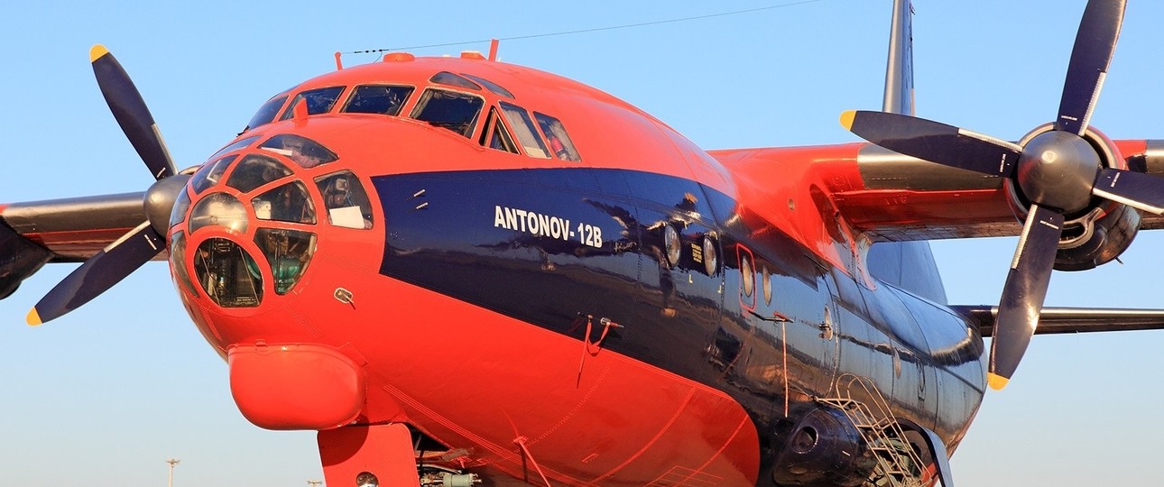 Antonov An-12B vo Cavok Airlines: Robuster Hochdecker.