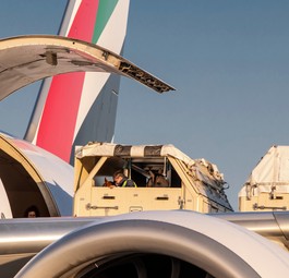 Platz 4: der Nahe und Mittlere Osten mit 13,5 Prozent. Im Bild: Pferde werden in eine Boeing 777 F von Emirates Sky Cargo verladen.