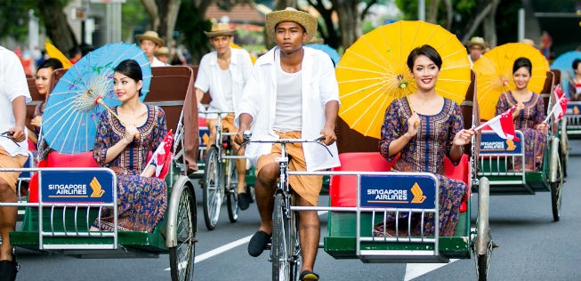 Flugbegleiterinnen von Singapore Airlines: Offenbar nicht immer so glücklich.