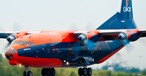 An-12 von Cavok Airlines: Die orangene Lackierung sticht direkt ins Auge.