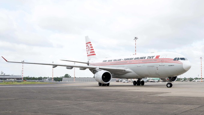 Der Airbus A330-200 mit dem Kennzeichen TC-JNC von Turkish Airlines trägt seit 2015 eine Retro-Lackierung und den Taufnamen Kushimoto. Es ist die Bemalung der McDonnell Douglas DC-10 von Turkish Airlines, mit der im Jahr 1985 insgesamt 215 japanische Fluggäste während des Ersten Golfkrieges aus Teheran gerettet wurden. Zudem erinnert das Flugzeug an die Rettung der Besatzung der türkischen Fregatte Ertuğrul durch Bewohner des japanischen Küstenortes Kushimoto im Jahr 1890.