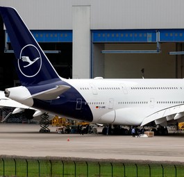 Die D-AIMD in Guangzhou: Erster Airbus A380 mit neuer Lackierung.