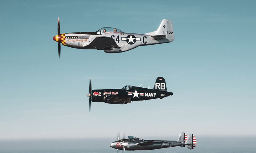 Die Mustang, zusammen mit Corsair im Überflug nach Salzburg