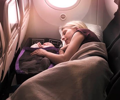 Air New Zealand preist die Skycouch für Mütter oder Väter mit Baby...