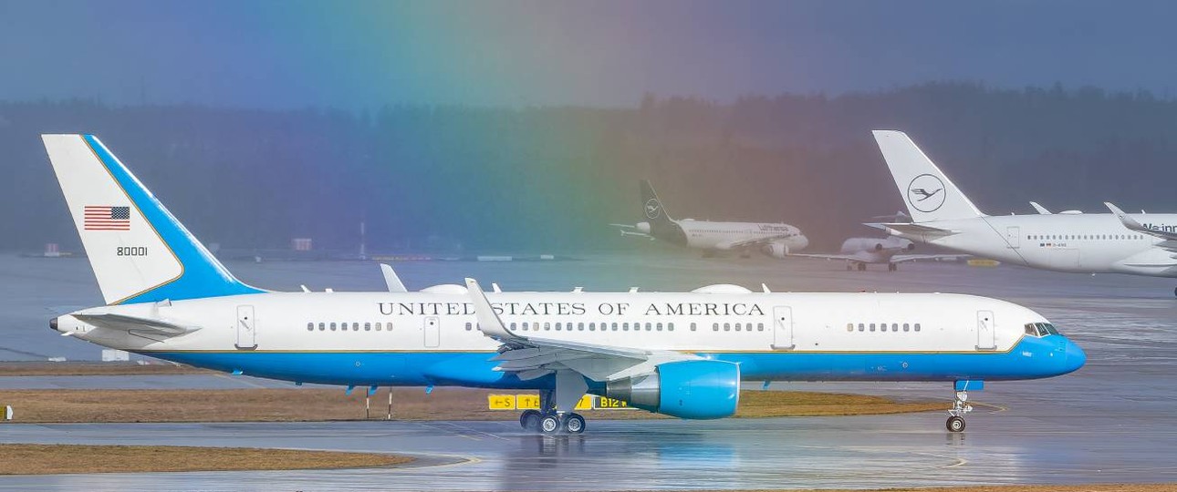 Die Delegation der USA reiste mit zwei Flugzeugen nach München. Einer Boeing C-32A, einer Variante der Boeing 757, ...