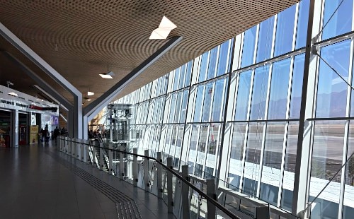 Große Glasfronten bringen viel Tageslicht in den neuen Flughafen.