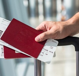 Reisepässe mit Bordkarten darin: Gibt es den Boarding Pass bald mit Werbeaufdruck?