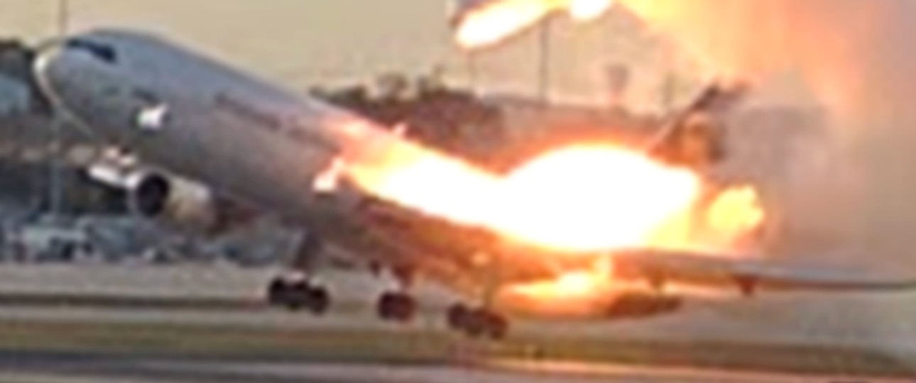 Der Moment des Unglücks: Das brennende Triebwerk der MD-11 fliegt durch die Luft.