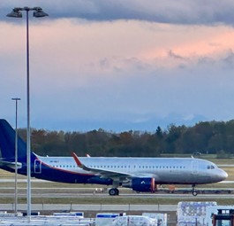 Der gestrandete A320 von Aeroflot in München: Bleibt vorerst weiter vor Ort.
