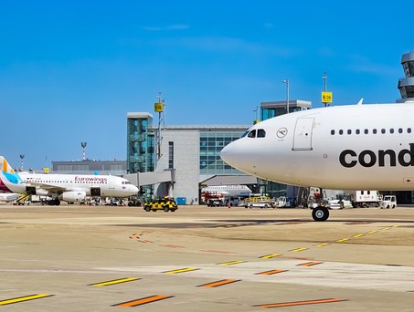 Flughafen Düsseldorf Vorfeld im Sommer