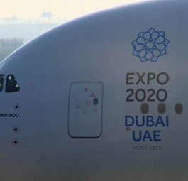 Airbus A380 von Emirates Airlines vor der Startbahn in Dubai.
