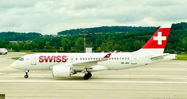 Airbus A220 von Swiss: Die Airline hat aktuell zu viele Flugbegleitende.