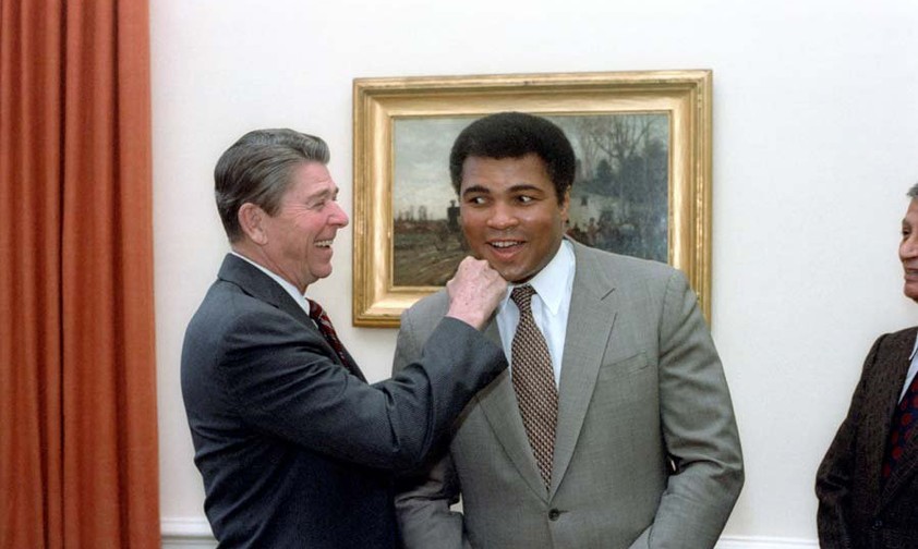 Präsident Ronald Reagan 1983 mit Muhammad Ali: Der Sportler wird nun in seiner Heimatstadt verewigt.