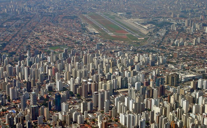 São Paulo Congonhas liegt heute mitten in der Stadt. Bei guten Verkehrsverhältnissen ist man vom Stadtzentrum in 20 Minuten am Gate.