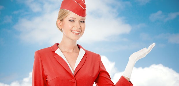 In Imagefilmen präsentieren sich Airlines gerne freundlich: In der Realität sieht es häufig anders aus - das sollte sich ändern, raten Verbraucherforscher.