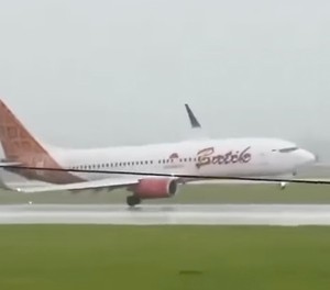 Der heikle Moment: Die Boeing 737 berührt mit dem Triebwerk fast die Piste.