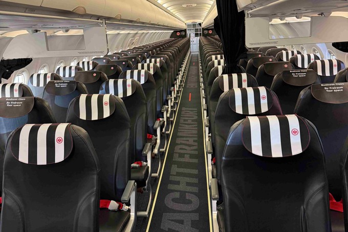 In der Kabine steht der Schriftzug Eintracht Frankfurt mehrfach auf dem Teppich. Auch die Sitze sind in den Vereinsfarben gehalten. 