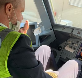 Kapitän Claus Harder im Cockpit: Vorbereitung ist zentral.