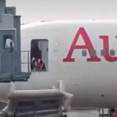 Die Notrutsche wird abtransportiert: Verzögerungen beim Abflug der Boeing 767 von Austrian Airlines.