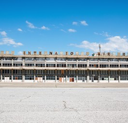 Blick vom Vorfeld aufs Terminal des Nicosia International Airport.