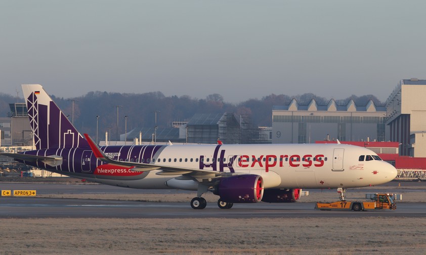 A320 Neo von Hong Kong Express am Airbus-Werk Hamburg-Finkenwerder: Die Fluggesellschaft könnte den Besitzer wechseln.