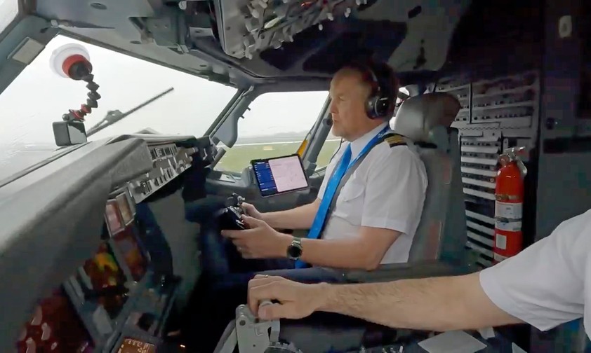 König Willem-Alexander bei seinem letzten Flug mit einer Boeing 737: Er lässt sich nochmals umschulen.