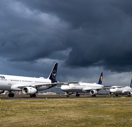 Flieger von Lufthansa stehen in Frankfurt in Reih und Glied.