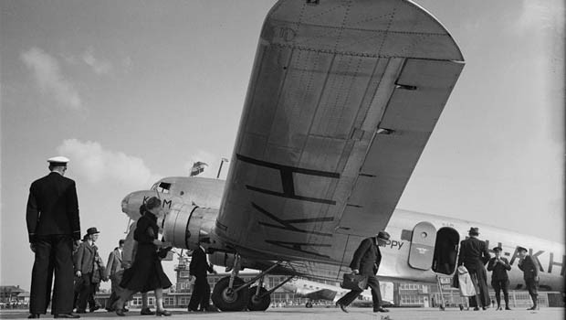 Im selben Jahr wurde auch erstmals der Atlantik überquert. Mit einer Fokker F-XVIII ging es von Amsterdam nach Curacao. (Im Bild: DC-2 von 1938)