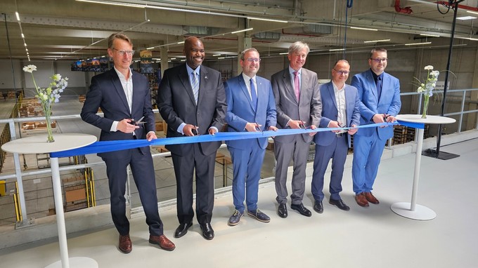 Offizielle Eröffnung: Vertreter von Boeing, GXO und Politik im neuen Logistikzentrum.