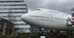 Die Boeing 747 vor dem Hotel Corendon Village in der Nähe des Flughafens Amsterdam Schiphol: Der Jet ...