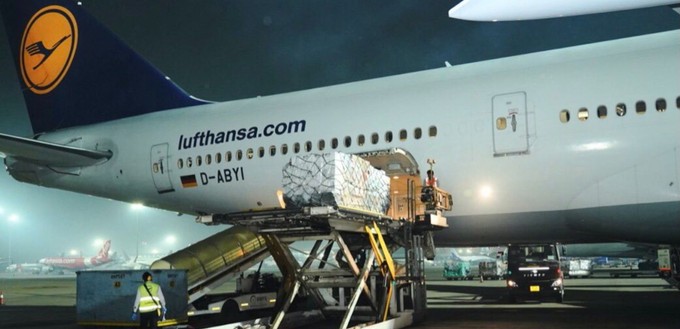 Lufthansas D-ABYI in Delhi: Die Boeing 747-8...