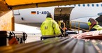 Mitarbeitende von Aeroground fertigen ein Lufthansa-Flugzeug ab: Künftig will der Konzern einen eigenen Bodendienstleister betreiben.