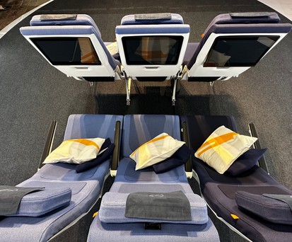 Lufthansa baut neue Sitze in die Economy Class ihrer neuen Langstreckenflugzeuge.