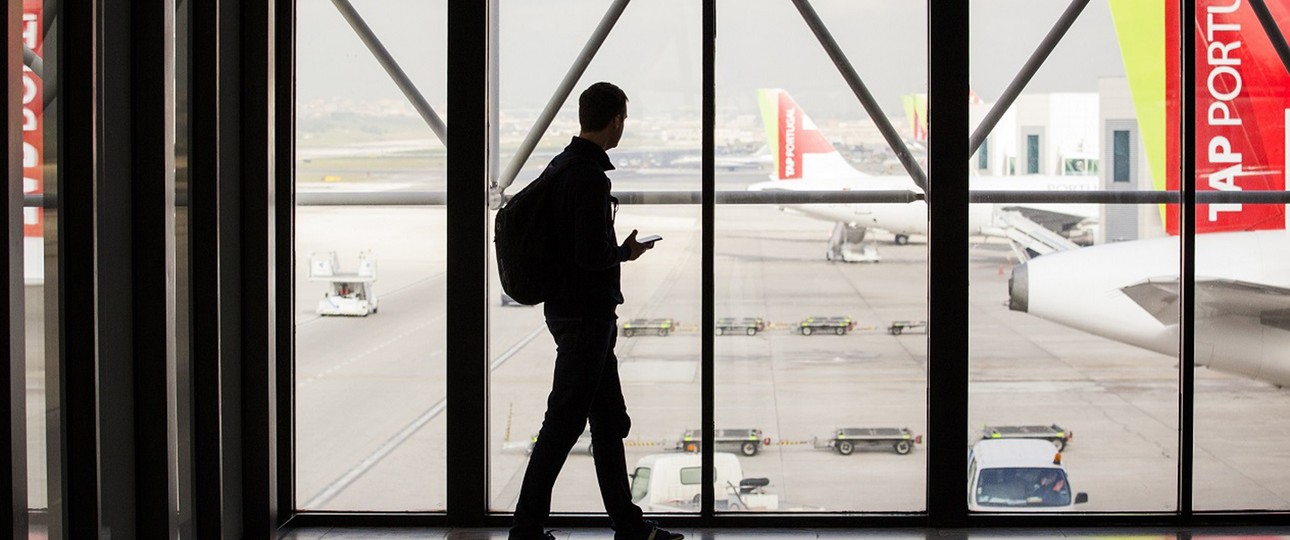 Passagier im Terminal des Flughafens Lissabon: Der Flughafen soll für 233 Millionen Euro modernisiert werden.